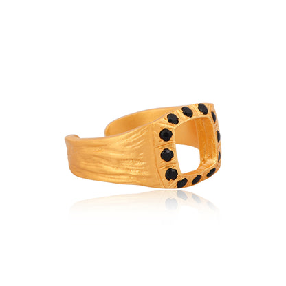 Anel Kusama Gold black onyx Cata Vassalo