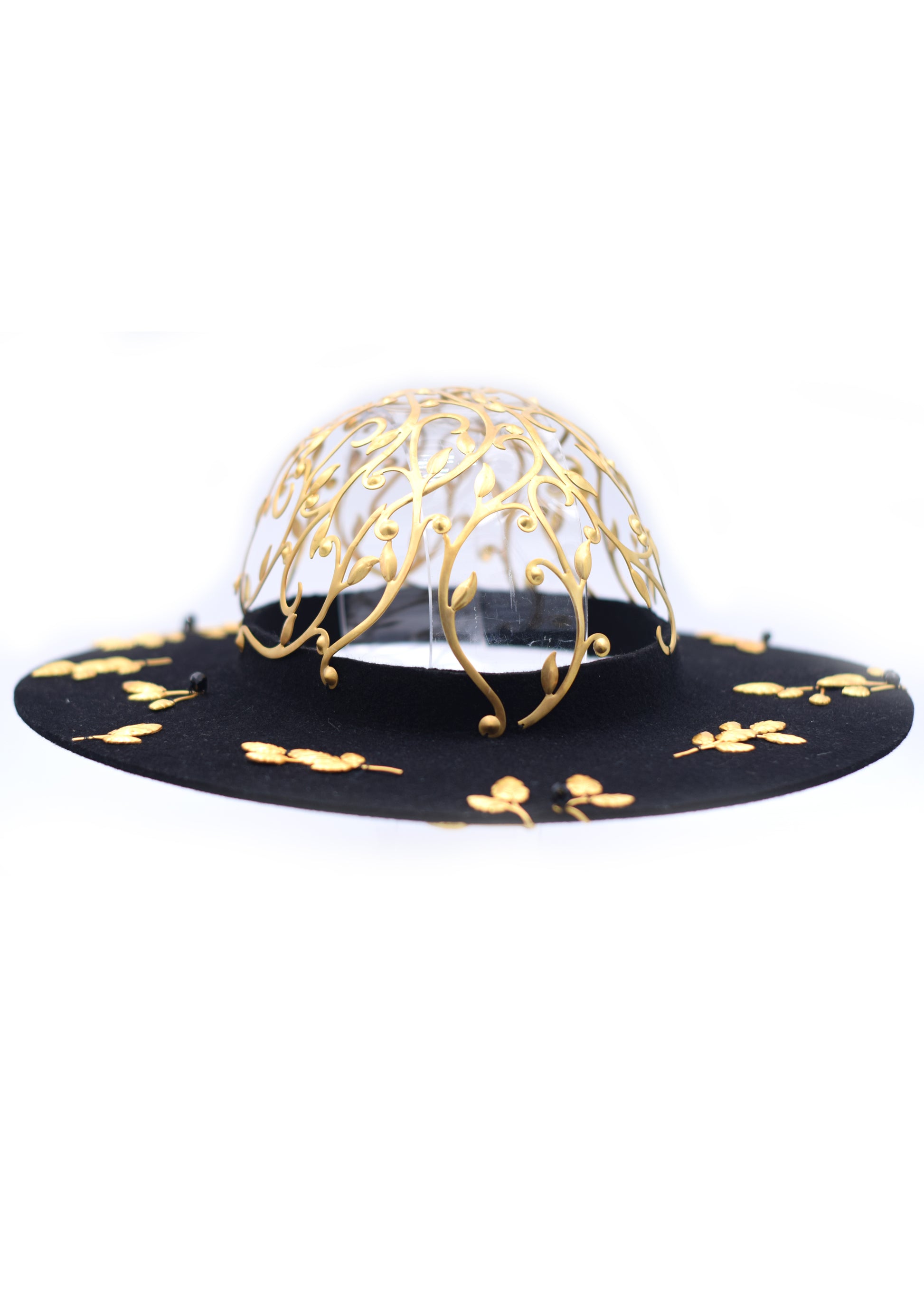 Chapéu Queen Lupina com topo em latão adornada com formas orgânicas e com flores bordadas em latão banhado a ouro