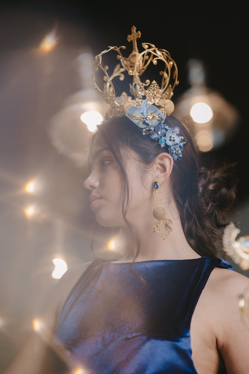 Coroa Queen Triade em latão banhado a ouro com elementos laterais em azul