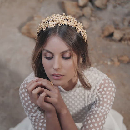 Toucado Ádito pérolas e flores banhadas a ouro