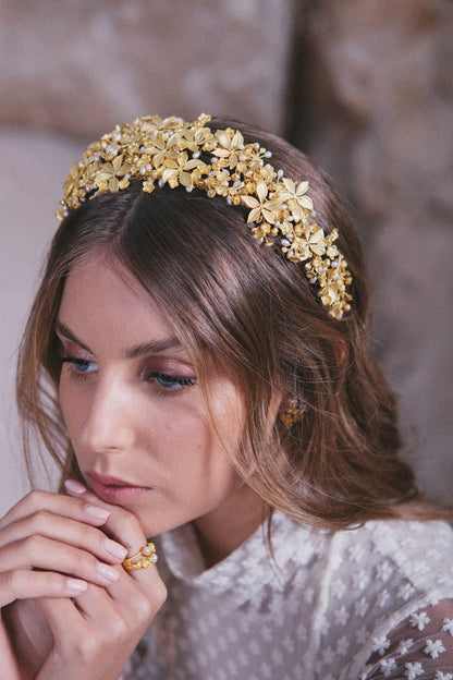 Toucado Ádito pérolas e flores banhadas a ouro