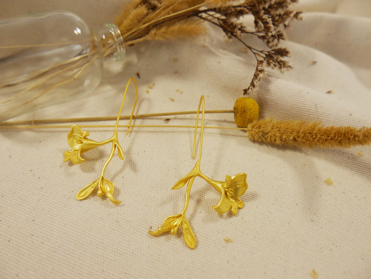 Brincos Umore com flor Astromelia pendentes e sem travão
