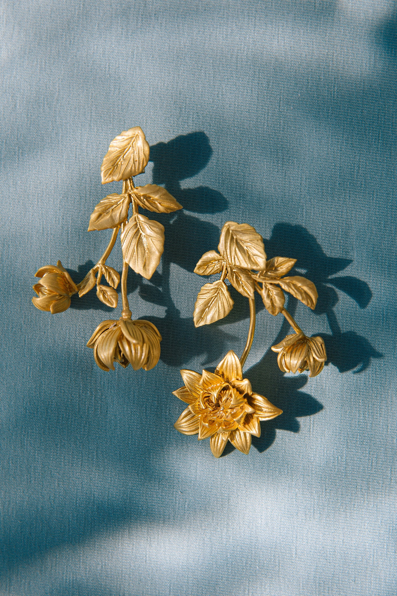Brincos Tutku flores compridas em latão banhado a ouro Cata Vassalo